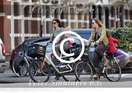Amsterdam 24 april 2013
Isa Hoes met dochter op fiets.
Peter Smulders bv