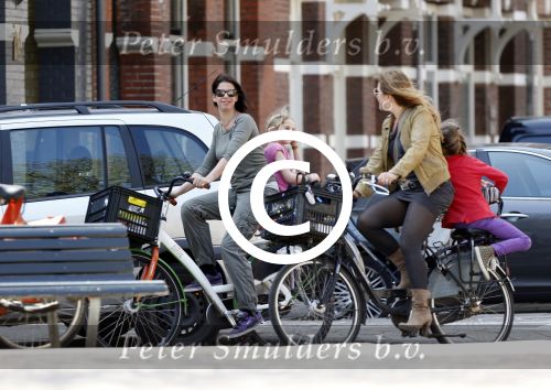 Amsterdam 24 april 2013
Isa Hoes met dochter op fiets.
Peter Smulders bv