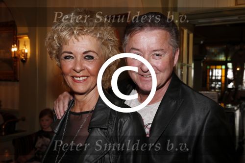 Volendam 22 april 2013
Linda de Mol reikt de eerse l Homo uit aan Johannes Rypma die op de cover staat. De presentatie was in hotel Spaander. Jan Keizer en Annie Schilder
Peter Smulders bv