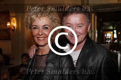 Volendam 22 april 2013
Linda de Mol reikt de eerse l Homo uit aan Johannes Rypma die op de cover staat. De presentatie was in hotel Spaander. Jan Keizer en Annie Schilder
Peter Smulders bv