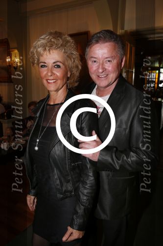Volendam 22 april 2013
Linda de Mol reikt de eerse l Homo uit aan Johannes Rypma die op de cover staat. De presentatie was in hotel Spaander. Jan Keizer en Annie Schilder
Peter Smulders bv