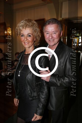 Volendam 22 april 2013
Linda de Mol reikt de eerse l Homo uit aan Johannes Rypma die op de cover staat. De presentatie was in hotel Spaander. Jan Keizer en Annie Schilder
Peter Smulders bv