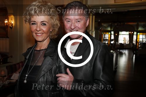Volendam 22 april 2013
Linda de Mol reikt de eerse l Homo uit aan Johannes Rypma die op de cover staat. De presentatie was in hotel Spaander. Jan Keizer en Annie Schilder
Peter Smulders bv