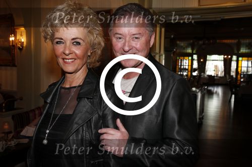 Volendam 22 april 2013
Linda de Mol reikt de eerse l Homo uit aan Johannes Rypma die op de cover staat. De presentatie was in hotel Spaander. Jan Keizer en Annie Schilder
Peter Smulders bv