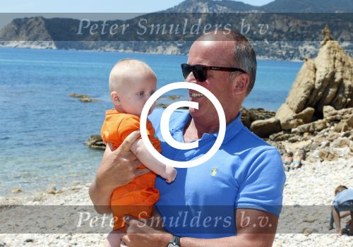 Ibiza 2 mei 2013
Sonja Bakker met man jan Reus en zoontje Bram op het strand op ibiza.
Peter Smulders bv