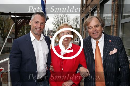 Aalsmeer 26 april 2013
Gerard Joling krijgt uit handen van de burgemeester van Aalsmeer een koninklijke onderscheiding (lintje). Jan v Doorn met zijn vrouw Loes en de trainer van Gerard
Peter Smulders bv