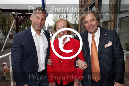 Aalsmeer 26 april 2013
Gerard Joling krijgt uit handen van de burgemeester van Aalsmeer een koninklijke onderscheiding (lintje). Jan v Doorn met zijn vrouw Loes en de trainer van Gerard
Peter Smulders bv