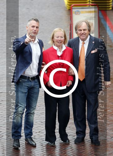 Aalsmeer 26 april 2013
Gerard Joling krijgt uit handen van de burgemeester van Aalsmeer een koninklijke onderscheiding (lintje). Jan v Doorn met zijn vrouw Loes en de trainer van Gerard
Peter Smulders bv