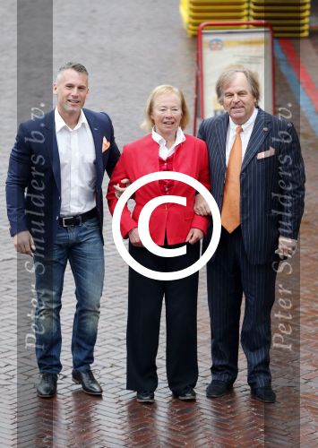 Aalsmeer 26 april 2013
Gerard Joling krijgt uit handen van de burgemeester van Aalsmeer een koninklijke onderscheiding (lintje). Jan v Doorn met zijn vrouw Loes en de trainer van Gerard
Peter Smulders bv