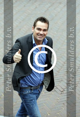 Aalsmeer 26 april 2013
Gerard Joling krijgt uit handen van de burgemeester van Aalsmeer een koninklijke onderscheiding (lintje). Jeroen v d Boom
Peter Smulders bv