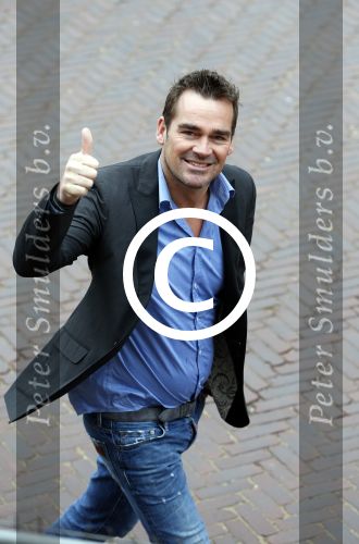 Aalsmeer 26 april 2013
Gerard Joling krijgt uit handen van de burgemeester van Aalsmeer een koninklijke onderscheiding (lintje). Jeroen v d Boom
Peter Smulders bv