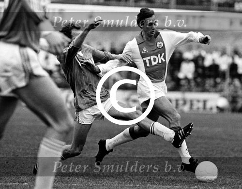 Amsterdam AJAX-PSV, eindstand 5-2
Johan Cruyff in duel met Willy v d Kerkhof


PETER SMULDERS BV