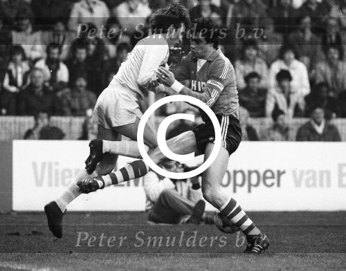 1979 Huub Stevens in duel met Johan Cruyff
