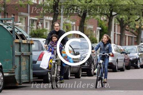 Amsterdam 10 mei 2013
Johan Neijenhuis met zijn kinderen in amsterdam zuid.
Peter Smulders bv
