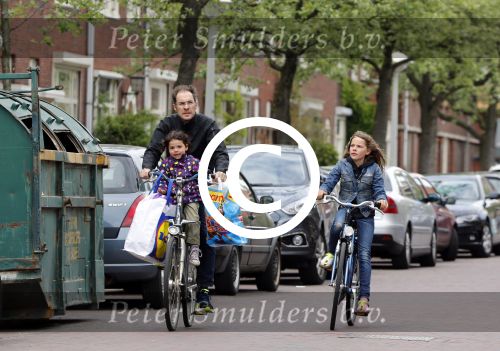 Amsterdam 10 mei 2013
Johan Neijenhuis met zijn kinderen in amsterdam zuid.
Peter Smulders bv