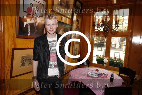 Volendam 22 april 2013
Linda de Mol reikt de eerse l Homo uit aan Johannes Rypma die op de cover staat. De presentatie was in hotel Spaander.
Peter Smulders bv