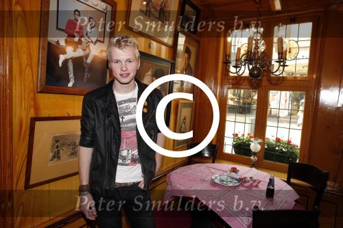 Volendam 22 april 2013
Linda de Mol reikt de eerse l Homo uit aan Johannes Rypma die op de cover staat. De presentatie was in hotel Spaander.
Peter Smulders bv