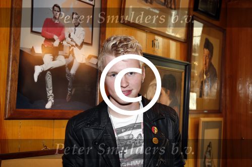 Volendam 22 april 2013
Linda de Mol reikt de eerse l Homo uit aan Johannes Rypma die op de cover staat. De presentatie was in hotel Spaander.
Peter Smulders bv