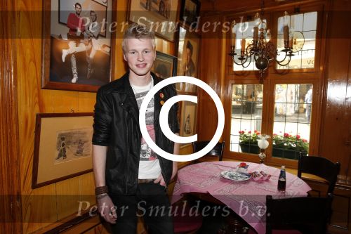 Volendam 22 april 2013
Linda de Mol reikt de eerse l Homo uit aan Johannes Rypma die op de cover staat. De presentatie was in hotel Spaander.
Peter Smulders bv