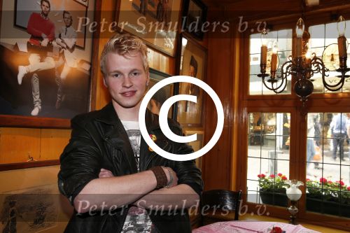 Volendam 22 april 2013
Linda de Mol reikt de eerse l Homo uit aan Johannes Rypma die op de cover staat. De presentatie was in hotel Spaander.
Peter Smulders bv