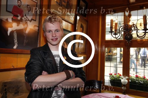Volendam 22 april 2013
Linda de Mol reikt de eerse l Homo uit aan Johannes Rypma die op de cover staat. De presentatie was in hotel Spaander.
Peter Smulders bv