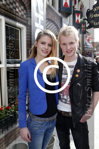 Volendam 22 april 2013
Linda de Mol reikt de eerse l Homo uit aan Johannes Rypma die op de cover staat. De presentatie was in hotel Spaander. Johannes met vriendin
Peter Smulders bv