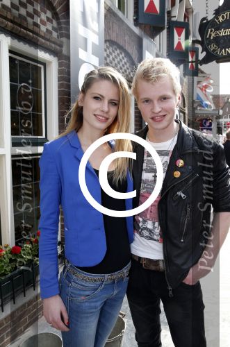 Volendam 22 april 2013
Linda de Mol reikt de eerse l Homo uit aan Johannes Rypma die op de cover staat. De presentatie was in hotel Spaander. Johannes met vriendin
Peter Smulders bv