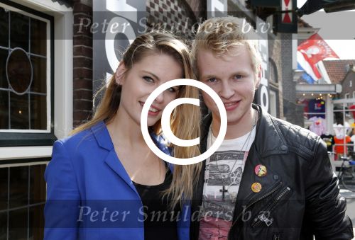 Volendam 22 april 2013
Linda de Mol reikt de eerse l Homo uit aan Johannes Rypma die op de cover staat. De presentatie was in hotel Spaander. Johannes met vriendin
Peter Smulders bv