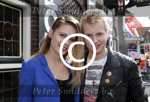 Volendam 22 april 2013
Linda de Mol reikt de eerse l Homo uit aan Johannes Rypma die op de cover staat. De presentatie was in hotel Spaander. Johannes met vriendin
Peter Smulders bv