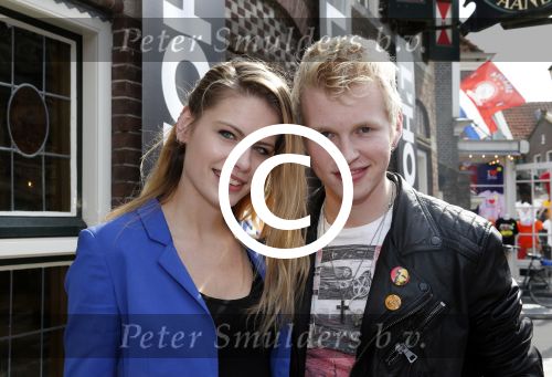 Volendam 22 april 2013
Linda de Mol reikt de eerse l Homo uit aan Johannes Rypma die op de cover staat. De presentatie was in hotel Spaander. Johannes met vriendin
Peter Smulders bv