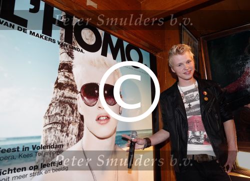 Volendam 22 april 2013
Linda de Mol reikt de eerse l Homo uit aan Johannes Rypma die op de cover staat. De presentatie was in hotel Spaander.
Peter Smulders bv