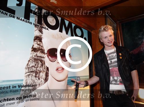 Volendam 22 april 2013
Linda de Mol reikt de eerse l Homo uit aan Johannes Rypma die op de cover staat. De presentatie was in hotel Spaander.
Peter Smulders bv