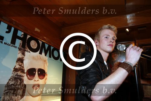 Volendam 22 april 2013
Linda de Mol reikt de eerse l Homo uit aan Johannes Rypma die op de cover staat. De presentatie was in hotel Spaander.
Peter Smulders bv