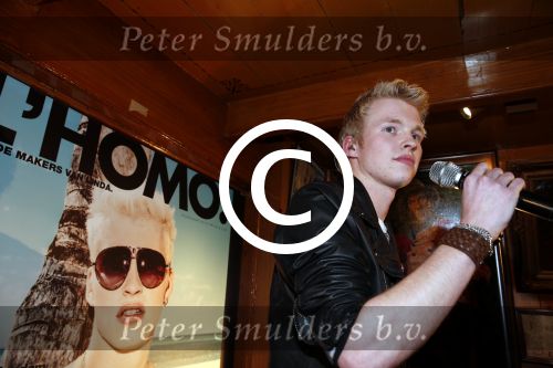 Volendam 22 april 2013
Linda de Mol reikt de eerse l Homo uit aan Johannes Rypma die op de cover staat. De presentatie was in hotel Spaander.
Peter Smulders bv