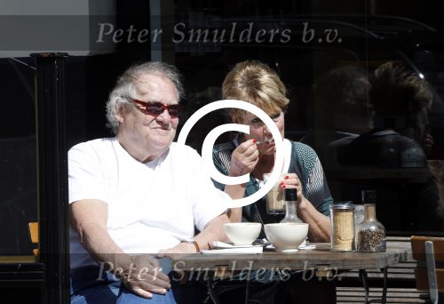 Amsterdam 24 april 2013
Jules en Puck Croiset op terras en op de cornelis schuytstraat.
Peter Smulders bv