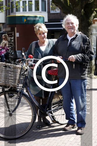 Amsterdam 24 april 2013
Jules en Puck Croiset op terras en op de cornelis schuytstraat.
Peter Smulders bv
