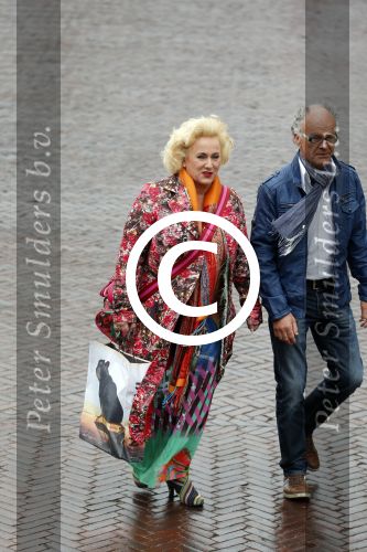 Aalsmeer 26 april 2013
Gerard Joling krijgt uit handen van de burgemeester van Aalsmeer een koninklijke onderscheiding (lintje). Karin Bloemen
Peter Smulders bv