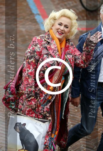 Aalsmeer 26 april 2013
Gerard Joling krijgt uit handen van de burgemeester van Aalsmeer een koninklijke onderscheiding (lintje). Karin Bloemen
Peter Smulders bv