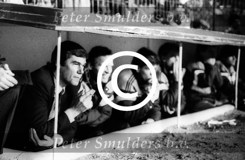 Eindhoven-Madrid, 6 April 1988 De memorabele wedstrijd van Real Madrid-PSV met het doelpunt van Edwin Linskens, eindstand 1-1
Kees Ploegsma rokend in de dugout
Foto Peter Smulders BV