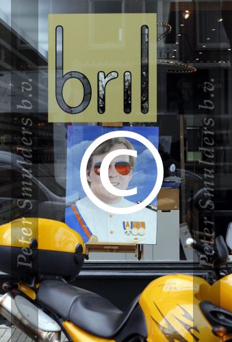 Amsterdam 23 april 2013
Koning Willem Alexander in de etalage bij brillenzaak Bril op de cornelis schuytstraat.
Peter Smulders bv