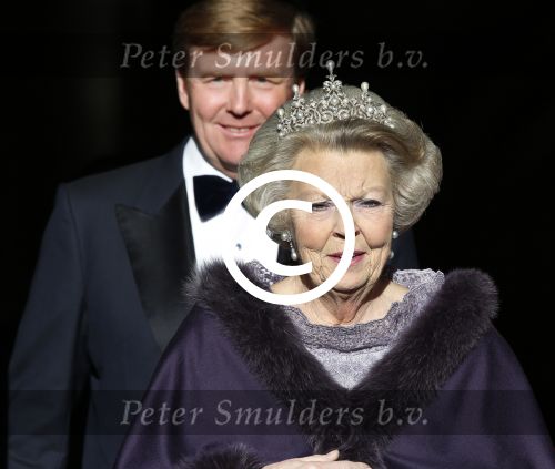 Amsterdam, 29 April 2013
Vertrek Kon. familie vanuit Paleis op de Dam naar het diner in het Rijksmuseum
Koningin Beatrix met Prins Willem Alexander en Prinses Maxima
Foto Peter Smulders BV