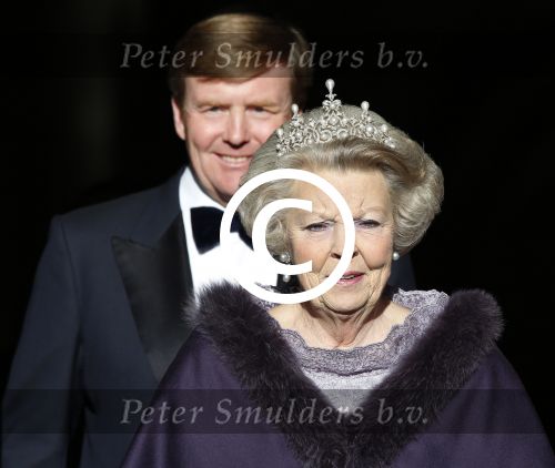 Amsterdam, 29 April 2013
Vertrek Kon. familie vanuit Paleis op de Dam naar het diner in het Rijksmuseum
Koningin Beatrix met Prins Willem Alexander en Prinses Maxima
Foto Peter Smulders BV