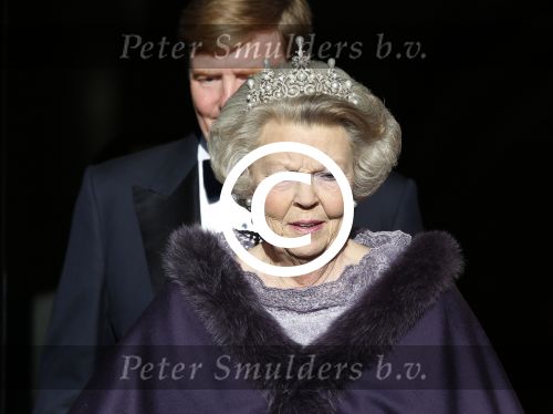 Amsterdam, 29 April 2013
Vertrek Kon. familie vanuit Paleis op de Dam naar het diner in het Rijksmuseum
Koningin Beatrix met Prins Willem Alexander en Prinses Maxima
Foto Peter Smulders BV