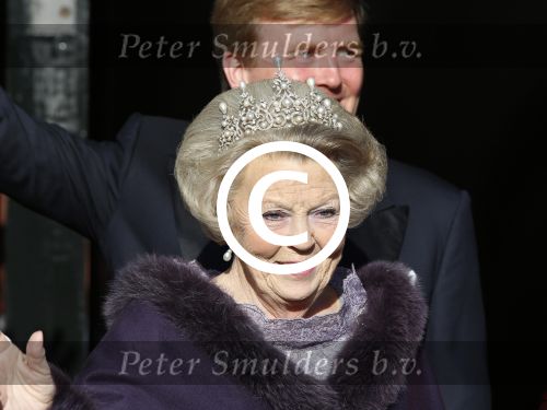 Amsterdam, 29 April 2013
Vertrek Kon. familie vanuit Paleis op de Dam naar het diner in het Rijksmuseum
Koningin Beatrix met Prins Willem Alexander en Prinses Maxima
Foto Peter Smulders BV