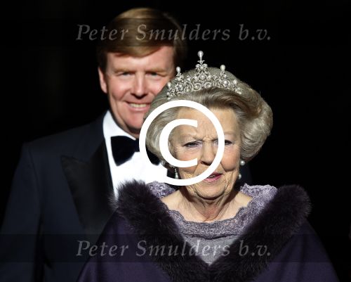 Amsterdam, 29 April 2013
Vertrek Kon. familie vanuit Paleis op de Dam naar het diner in het Rijksmuseum
Koningin Beatrix met Prins Willem Alexander en Prinses Maxima
Foto Peter Smulders BV