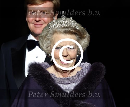 Amsterdam, 29 April 2013
Vertrek Kon. familie vanuit Paleis op de Dam naar het diner in het Rijksmuseum
Koningin Beatrix met Prins Willem Alexander en Prinses Maxima
Foto Peter Smulders BV