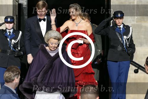 Amsterdam, 29 April 2013
Vertrek Kon. familie vanuit Paleis op de Dam naar het diner in het Rijksmuseum
Koningin Beatrix met Prins Willem Alexander en Prinses Maxima
Foto Peter Smulders BV