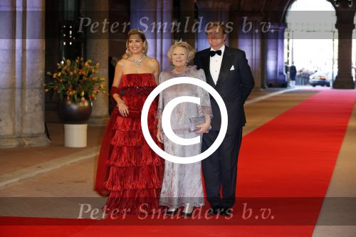 Amsterdam, 29 April 2013
Vertrek Kon. familie vanuit Paleis op de Dam naar het diner in het Rijksmuseum
Koningin Beatrix met Prins Willem Alexander en Prinses Maxima
Foto Peter Smulders BV