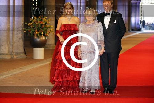 Amsterdam, 29 April 2013
Vertrek Kon. familie vanuit Paleis op de Dam naar het diner in het Rijksmuseum
Koningin Beatrix met Prins Willem Alexander en Prinses Maxima
Foto Peter Smulders BV