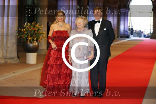 Amsterdam, 29 April 2013
Vertrek Kon. familie vanuit Paleis op de Dam naar het diner in het Rijksmuseum
Koningin Beatrix met Prins Willem Alexander en Prinses Maxima
Foto Peter Smulders BV